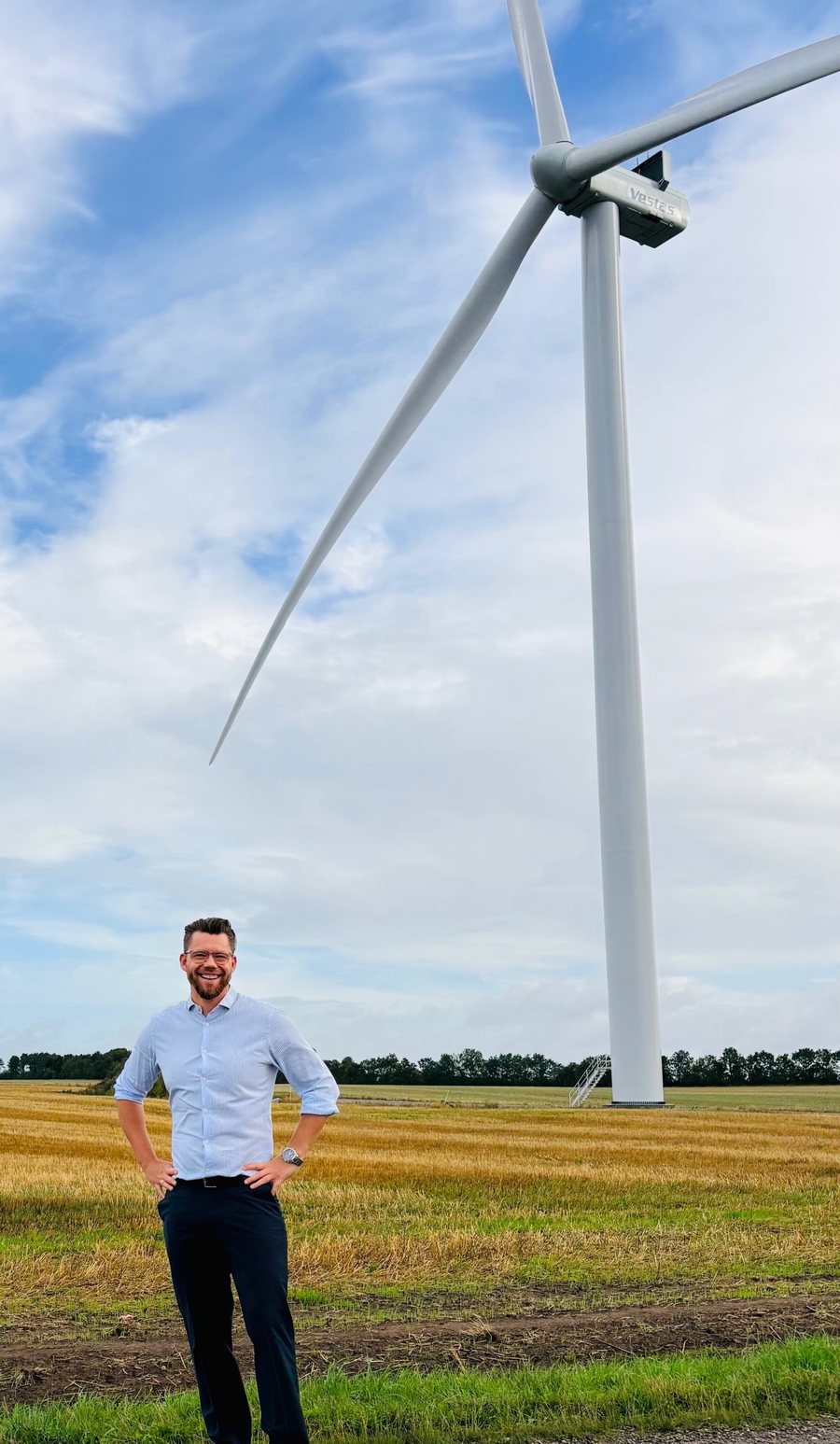 Christian Møller Andreasen in front of a wind turbine